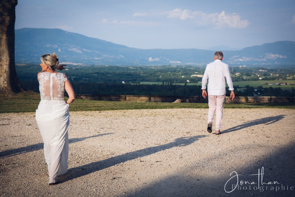 Photo de mariage de Philippe et Sandrine marchant dans la cour du domaine